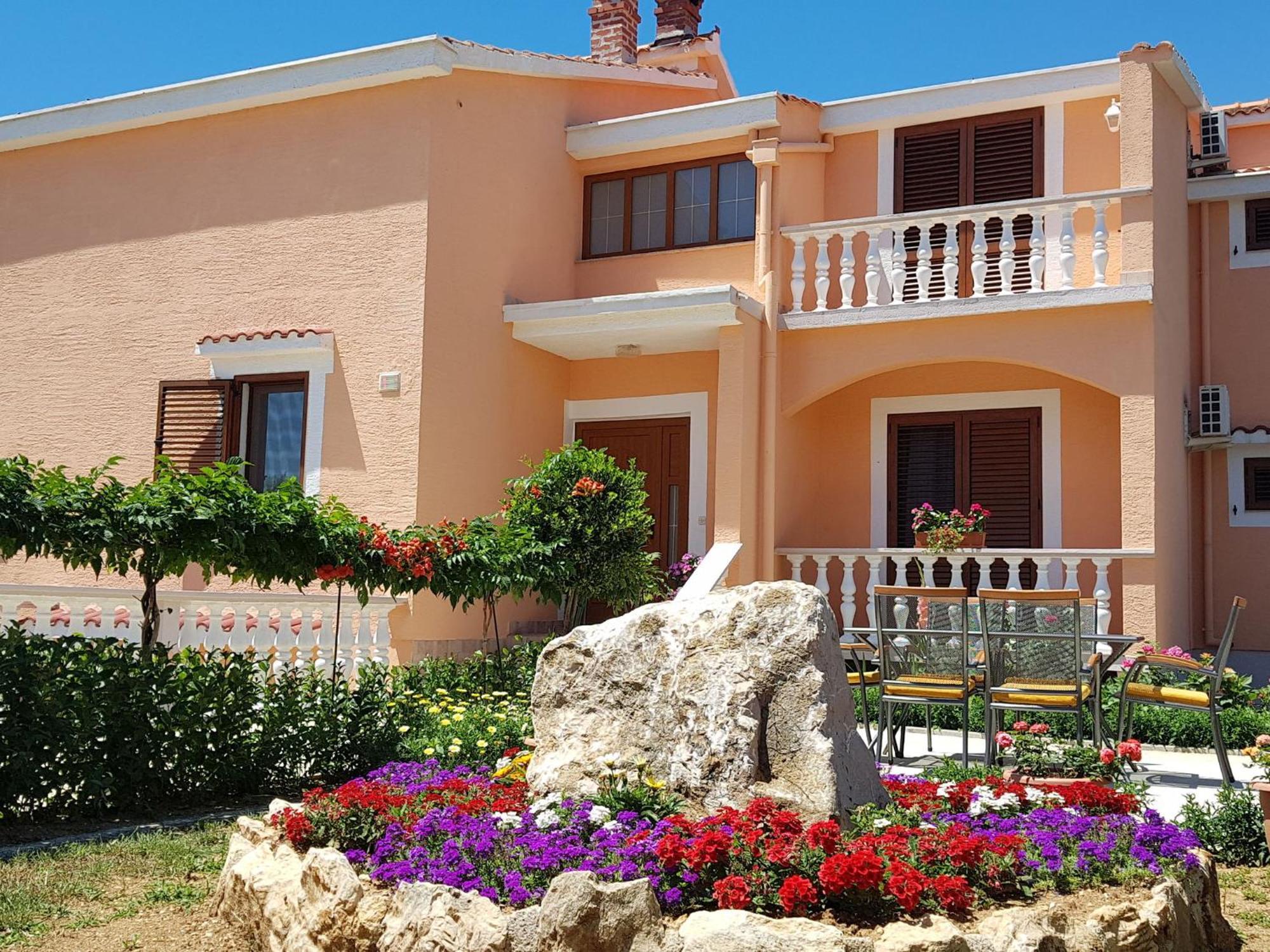 Spacious With Garden * Vrsi